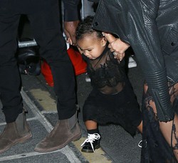 Matching dengan Kim Kardashian, North West Pakai Gaun Transparan