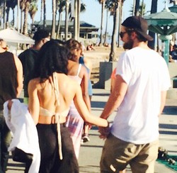 Kekasih Baru Robert Pattinson Diserang Haters, Dibilang Mirip Monyet