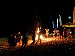 Api Unggun & Gemerlap Gili Trawangan Saat Malam