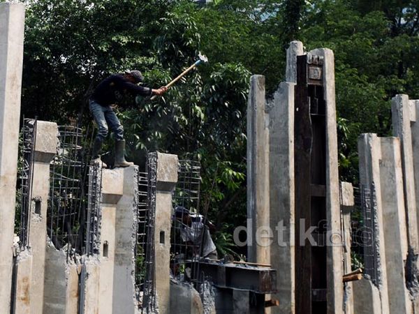 Pemasangan Turap Kali Abdul Muis
