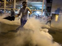 Polisi Bentrok dengan Demonstran di Hong Kong