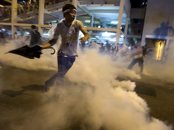 Polisi Bentrok dengan Demonstran di Hong Kong