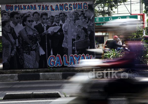 Spanduk Tolak UU Pilkada Tak Langsung
