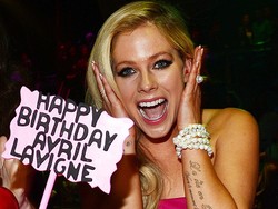 Rayakan Ultah Tanpa Suami, Rumah Tangga Avril Lavigne Dikabarkan Retak