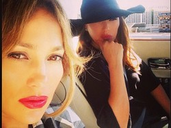 Duh, Jennifer Lopez Ditabrak Pengemudi Mabuk