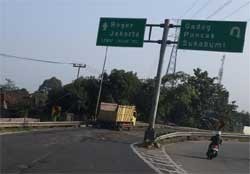 Jalan Berlubang Dari Ciawi Ke Tol Jagorawi