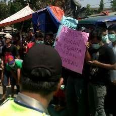 Pabrik Keramik di Mojokerto Didemo Warga