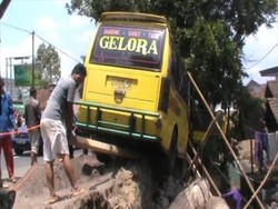 Mobil Elf Tabrak Sepeda Motor hingga Nyaris Masuk Jurang