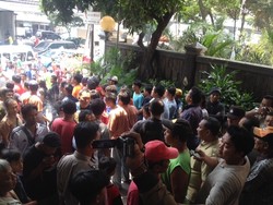 Ditertibkan, Pedagang Hewan Kurban di Tanah Abang Lawan Satpol PP