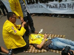 Turun ke Jalan Tolak UU Pilkada, Mahasiswa UI Aksi Tabur Bunga di Depan DPR