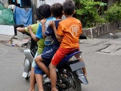 Masih Banyak Orangtua Izinkan Anaknya yang Tak Punya SIM Berkendara, Kenapa Ya?