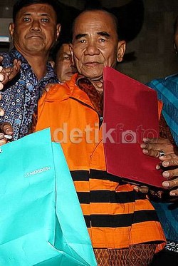 KPK Telisik Suap ke Gubernur Riau Lewat Kesaksian Pegawai Money Changer