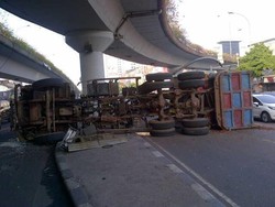 Ini yang Membuat Truk Tanah Terguling di Flyover Matraman