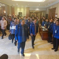 Berkacamata Hitam, SBY Tiba di Hotel Sultan Disambut Petinggi Demokrat
