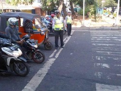 Ketika Pemotor Bandel Pelanggar Garis Stop kena Hardik di Lampu Merah