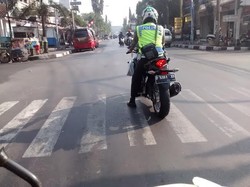 Pak Polisi Ini Berhenti Tepat di Zebra Cross, Jadi Sorotan Warga di Sumedang