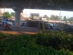 Truk Angkut Terjatuh dari Flyover Matraman