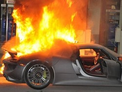 Mobil Porsche Terbakar Hebat di Sebuah SPBU