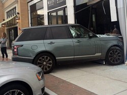 Jangan Nyetir Mobil Pakai Sandal Jepit, Begini Akibatnya