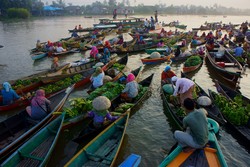 Mengais rejeki di pagi hari