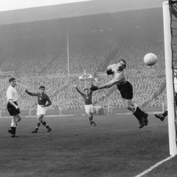 Ketika Orang Komunis Bermain Bola