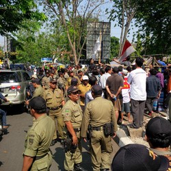 Wanita PKL Ayunkan Parang, Satpol PP Semarang Batal Tertibkan Pedagang