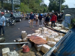 Truk Pengangkut Minyak Goreng Terpelanting Tabrak Pembatas Jalan