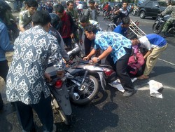 Bruk! Puluhan Pemotor Tergelincir di Lokasi Laka Truk Minyak Goreng