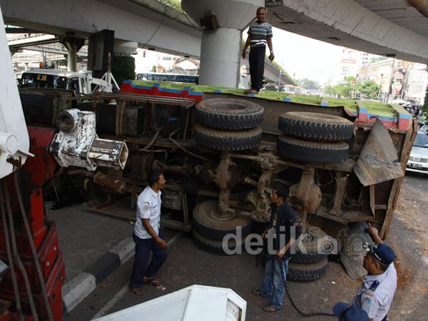 Truk Tanah Terguling di Flyover Matraman