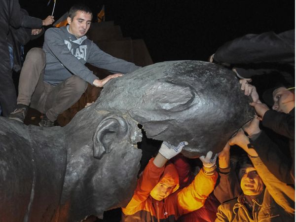 Demonstran Pro-Ukraina Robohkan Patung Lenin