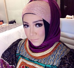 Hijab Style: Gaya Hijab Sederhana Melly Goeslaw