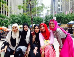Day 6: Dian Pelangi Ajak Blogger Hijab Amerika Hangout di Times Square