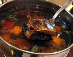 Slruup! Sedapnya Sup Buntut untuk Santap Siang