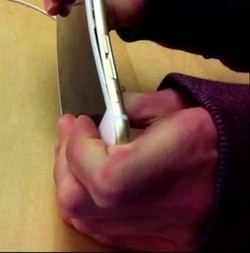 ABG Nekat Sambangi Apple Store dan... Bengkokkan iPhone 6