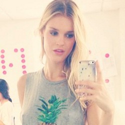 Foto Bugil Tersebar, Model Cantik Ini akan Tuntut Apple