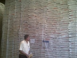 Selain Beras, Bulog Jakarta Juga Jualan Gula dan Daging Impor