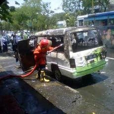 Diduga Korsleting, L300 Terbakar di Jalan Perak Timur