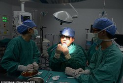 Frustrasi Karena Selalu Ngorok, Dokter Ini Operasi Lidahnya Sendiri