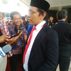 Pelantikan DPR, Adian Napitupulu Pakai Jas Rp 80 Ribu dan Jeans Hitam