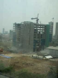 Crane Ambruk di Kuningan, Suara Dentuman Keras Terdengar