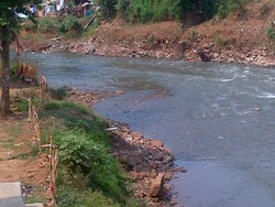 Jakarta Panas, Sungai Ciliwung di Daerah Banjir Kalibata Jadi Dangkal