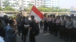 Ditahan Petugas, Mahasiswa Gelar Orasi di Samping Gedung DPR