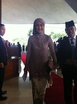 Songket Rp 1 Juta Okky Asokawati dan Kebaya Kondangan Desy Ratnasari