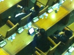 Sidang Paripurna Diskors, Anggota DPR Serius Diskusi Hingga Main iPad