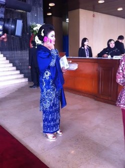 Berkebaya Biru, Linda Megawati Ogah Bicara Tentang Penampilan Cantiknya
