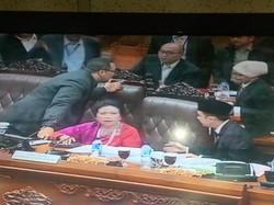 Ada Anggota DPR Naik ke Tempat Pimpinan Sidang dan Protes ke Ceu Popong Soal Mikrofon
