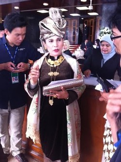 Datang ke Pelantikan, Anggota DPR ini Pakai Baju Khas Minang