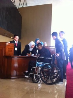 Politisi PD Ini Masuk Ruang Paripurna Menggunakan Kursi Roda