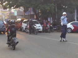 Jelang Upacara Hari Kesaktian Pancasila, Jl Raya Pondok Gede Macet