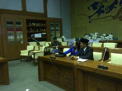 Usai Dilantik, Anggota Baru DPR Ini Asyik Ber-Selfie Ria Bareng Istri